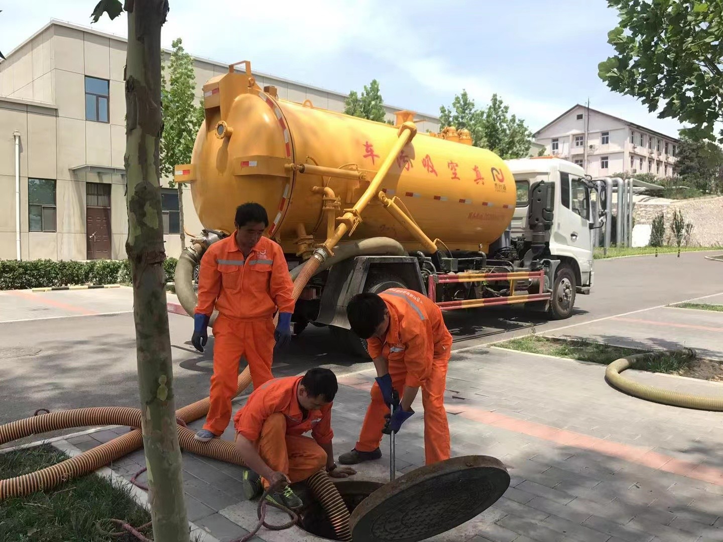 乌恰化粪池清理与5-8吨吸粪车施工效率分析